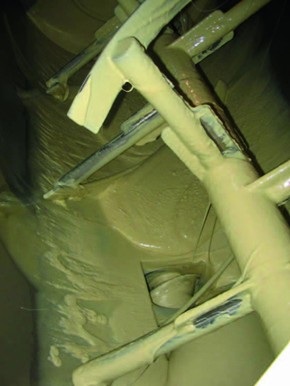 Interior del cuerpo del mezclador UT2000 con descarga forzada por tornillo sinfín.